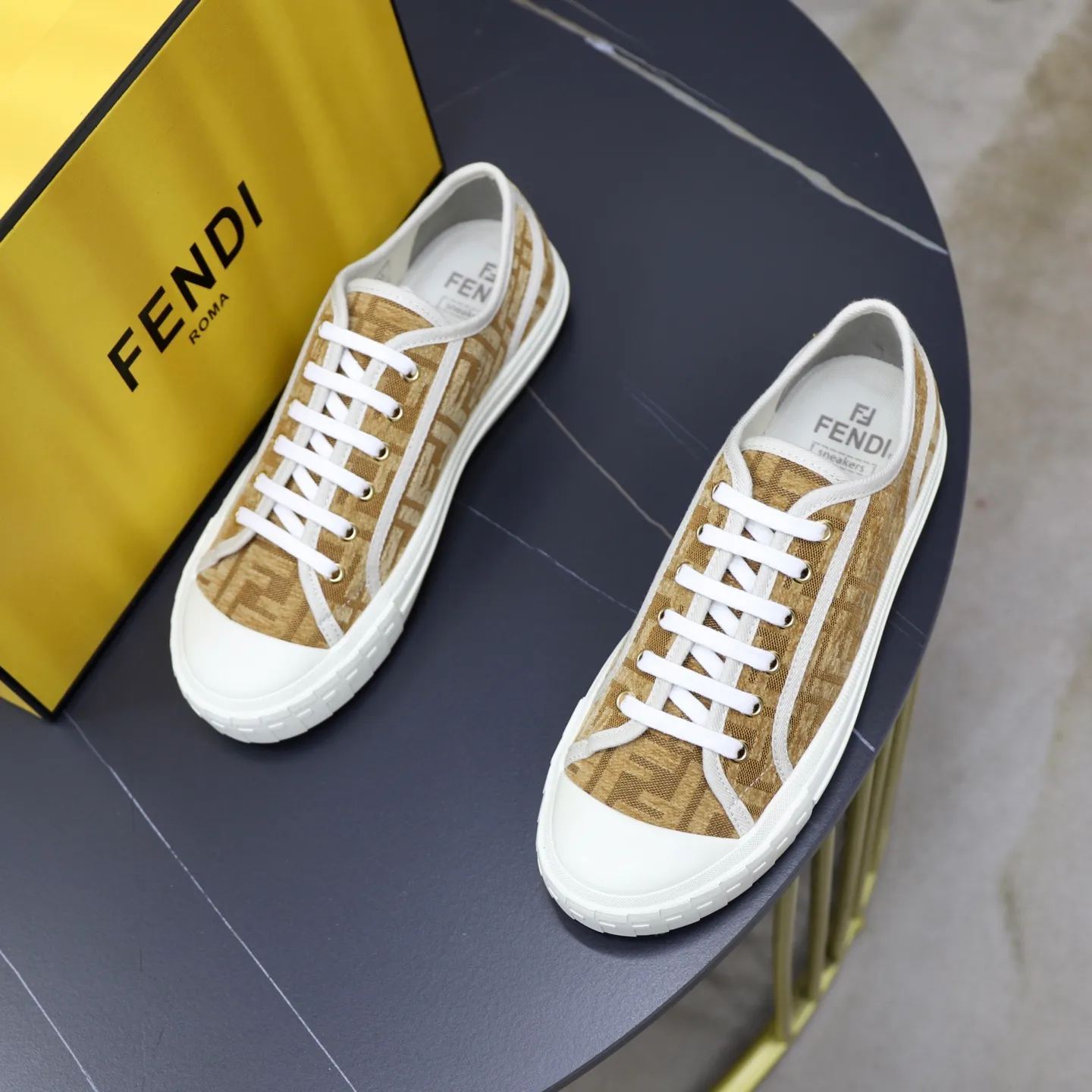 Factory price: 480 original order (couple model) Brand: FENDI Fendi 🙅‍♂️🙅‍♂️🙅‍♂️ Size: Female 35–40, Male 39-44 (45 can be customized) Grade: Official website genuine Material: Imported original LoGO fabric upper Original comfortable lining TPU wear-resistant lightweight outsole Style category: Loafers New trendy shoes Color: actual picture color